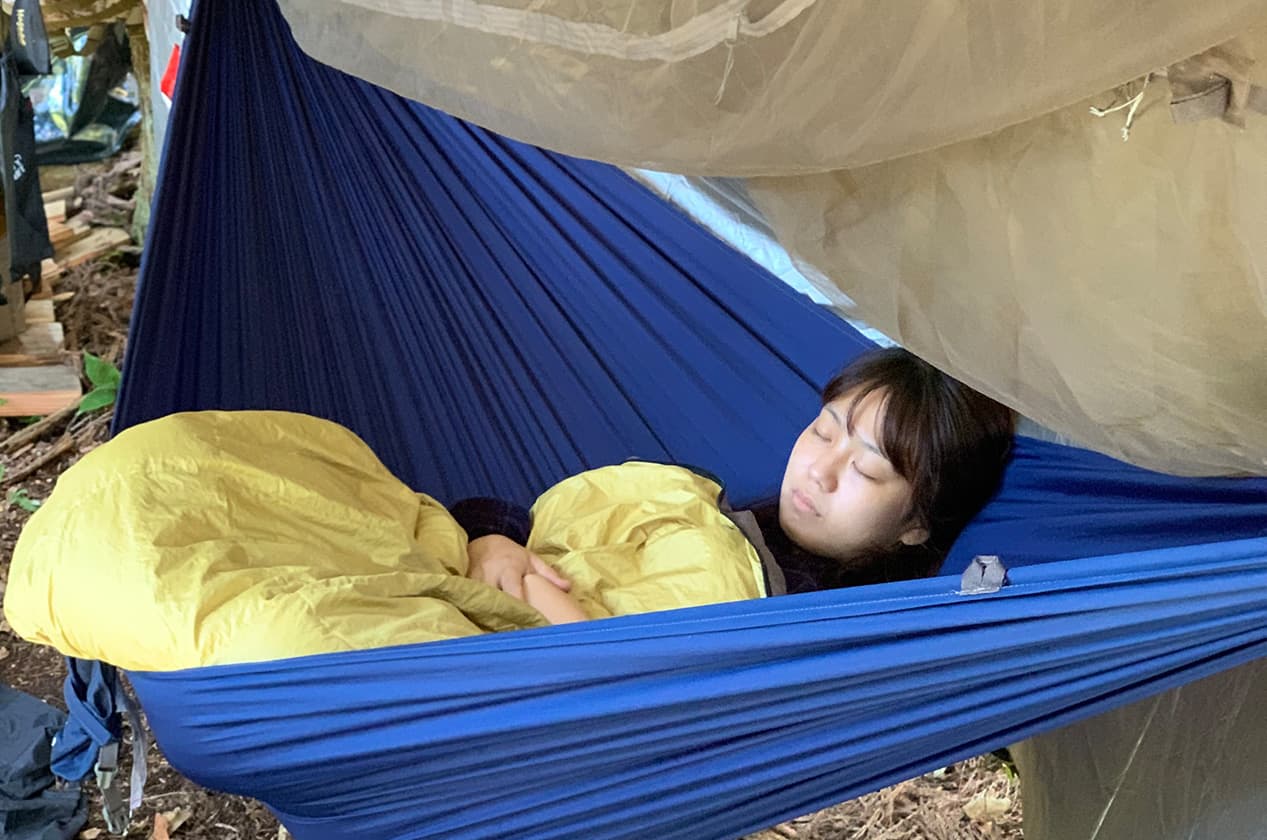 ブルーのハンモックで眠る様子